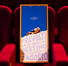 Travolti da un insolito destino nell'azzurro mare di agosto